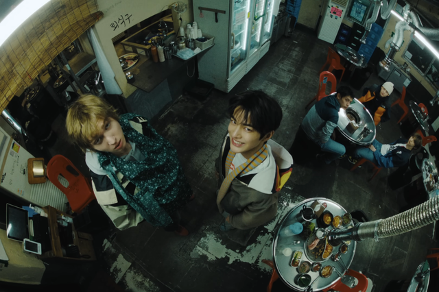 오래된 삼겹살 식당을 배경으로 한 ‘레드레드’ 뮤직비디오 속 한 장면. 사진제공 | 빅히트 뮤직