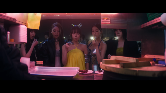 르세라핌은 지난해 ‘스파게티’ 앨범에서 전통 시장을 배경으로 한 콘셉트 포토를 선보인데 이어, 다음달 발매하는 새 앨범 트레일러에서는 순대 트럭을 등장시켜 눈길을 끈다. 사진제공 | 쏘스 뮤직