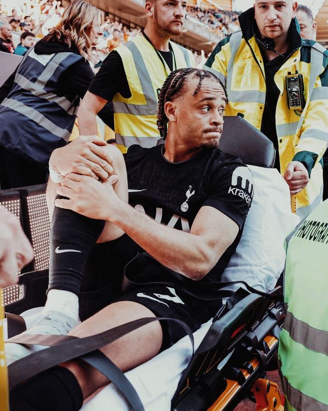 토트넘 사비 시몬스가 지난 주말 울버햄턴과 EPL 원정경기 도중 무릎 부상을 입고 카트에 실려 경기장을 빠져나가고 있다. 사진출처｜파브리지오 로마노 페이스북