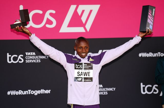인류 역사상 최초로 2시간 이내에 마라톤 풀코스를 주파한 세바스티안 사웨(케냐)가 26일(한국시간) 런던에서 열린 런던마라톤 시상대에서 활짝 웃고 있다. 런던ㅣAP뉴시스