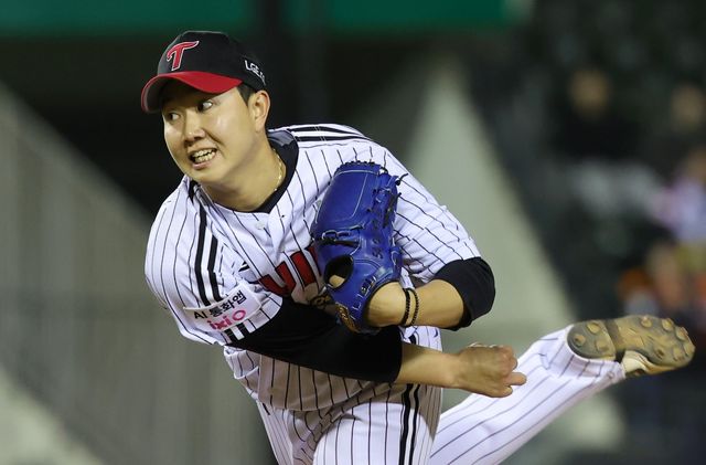 LG 유영찬이 21일 잠실구장서 열린 한화전서 역투하고 있다. 잠실｜뉴시스