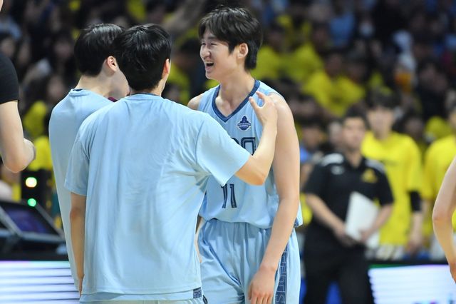 소노 이근준이 27일 고양소노아레나서 열린 LG와 4강 PO 3차전 1쿼터서 3점슛을 터트린 뒤 환호하고 있다. 사진제공｜KBL