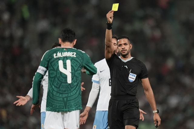 페르난도 모론 주심이 지난해 11월 멕시코-우루과이 친선전 도중 멕시코의 에드손 알바레스에게 경고를 주고 있다. 토레온｜AP뉴시스