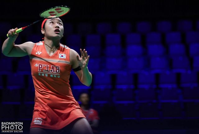 배드민턴 ‘여제’ 안세영이 26일 덴마크 호르센스에서 열린 불가리아와 우버컵 조별리그 2차전 단식 1경기에서 칼로야나 날반토바를 상대로 공격에 나서고 있다. 사진출처｜대한배드민턴협회 페이스북