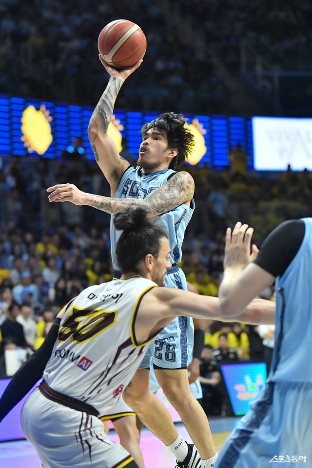 소노 케빈 켐바오가 27일 고양소노아레나서 열린 4강 PO 3차전서 골밑 공격을 시도하고 있다. 사진제공｜KBL