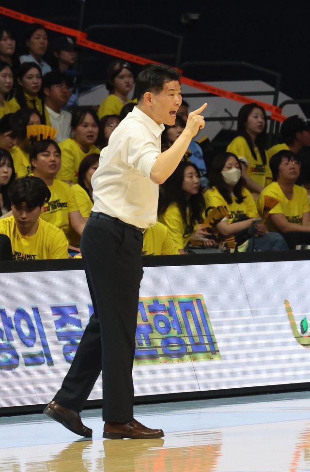 조상현 LG 감독이 27일 고양소노아레나서 열린 소노와 4강 PO 3차전서 선수들에게 작전을 지시하고 있다. 고양ㅣ뉴시스