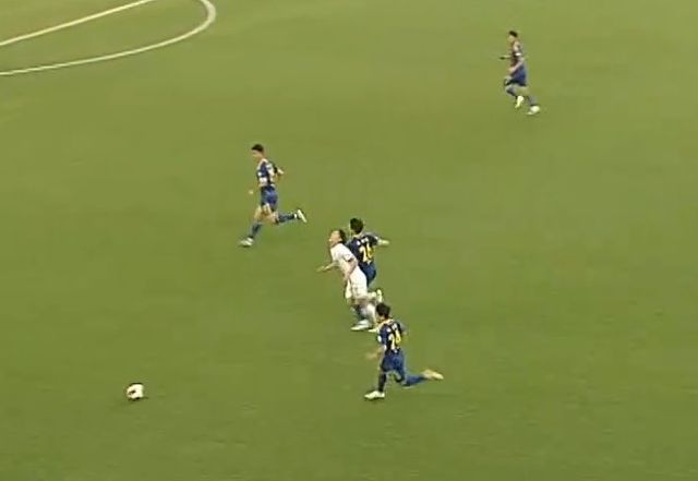 대전하나 마사가 26일 K리그1 원정경기서 울산 조현택의 ‘몸통 박치기’에 허리를 가격당하며 쓰러지고 있다. 사진출처｜쿠팡플레이 중계화면