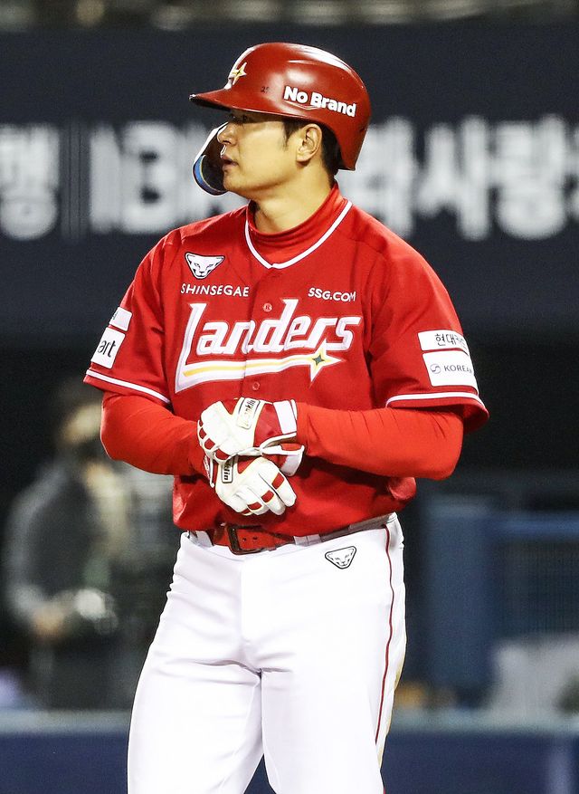 SSG 김재환은 올 시즌 개막 이후 타율 0.110의 부진으로 27일 퓨처스팀으로 향했다. 사진제공｜SSG 랜더스