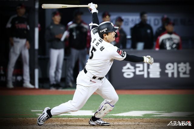 KT 강민성이 28일 수원KT위즈파크서 열린 LG전서 연장 10회말 끝내기 안타를 치고 있다. 사진제공｜KT 위즈