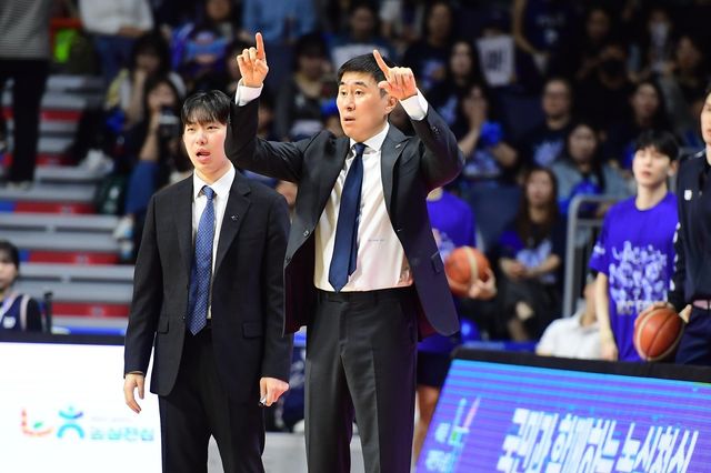 이상민 KCC 감독(오른쪽)이 28일 부산 사직체육관서 열린 정관장과 4강 PO 3차전서 작전을 지시하고 있다. 사진제공｜KBL