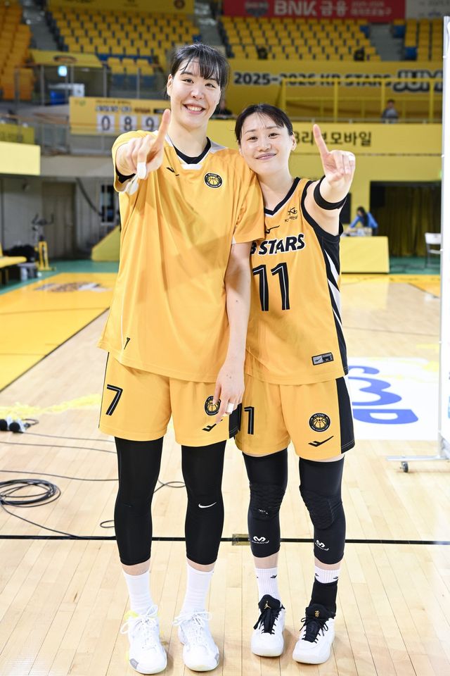 이번 시즌이 끝나고 FA 자격을 얻는&nbsp;박지수(왼쪽), 강이슬의 잔류는 KB스타즈의 왕조 구축을 위해 매우 중요한 과제다. 사진제공ㅣWKBL