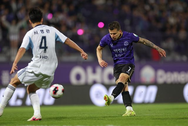 안양 마테우스(오른쪽)가 22일 울산과 홈경기 도중 슛을 시도하고 있다. 사진제공｜한국프로축구연맹