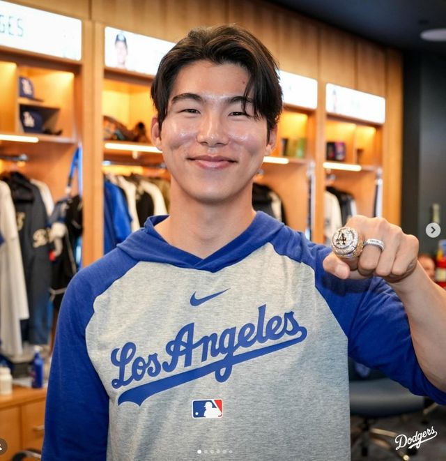 김혜성(27·LA 다저스)이 28일(한국시간) 다저스타디움서 뒤늦게 월드시리즈(WS) 우승 반지를 받았다.다저스는 구단 공식 소셜네트워크서비스(SNS)를 통해 김혜성의 WS 우승 반지 전달식 영상을 공개했다. 사진 출처｜다저스 공식 SNS 캡쳐