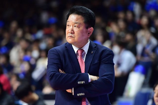 정관장 유도훈 감독이 28일 부산 사직체육관서 열린 KCC와 4강 PO 3차전서 코트를 응시하고 있다. 사진제공｜KBL