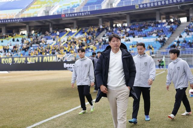 올 시즌 K리그2선 개막 9경기 만에 임관식 충남아산 감독, 김병수 대구 감독, 박동혁 전남 감독(오른쪽 3번째)이 지휘봉을 내려놨다. 종전보다 승격의 문이&nbsp;넓어진 게&nbsp;각&nbsp;구단들의 사령탑 교체를 가속한 것으로 보인다. 사진제공│한국프로축구연맹