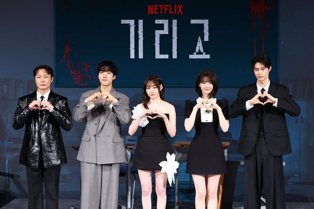 [서울=뉴시스] 황준선 기자 = 배우 노재원(왼쪽부터), 이효제, 전소영, 강미나, 현우석이 21일 서울 용산구 CGV 용산아이파크몰에서 열린 넷플릭스 시리즈 ‘기리고’ 기자간담회에서 포즈를 취하고 있다. 2026.04.21. hwang@newsis.com