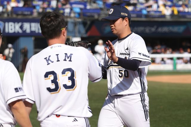 두산 이영하(오른쪽)가 임시로 팀의 마무리투수를 맡는다. 사진제공｜두산 베어스