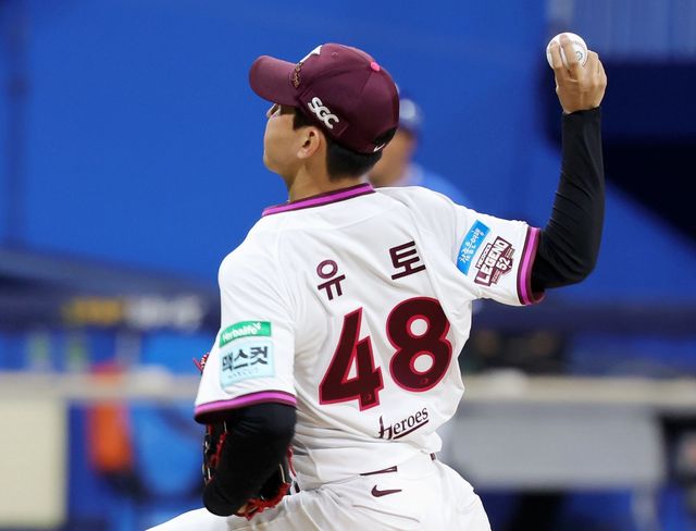 [서울=뉴시스] 홍효식 기자 = 26일 서울 구로구 고척스카이돔에서 열린 2026 KBO 리그 삼성 라이온즈와 키움 히어로즈의 경기, 9회초 마무리 투수 유토가 공을 던지고 있다. 2026.04.26. yesphoto@newsis.com