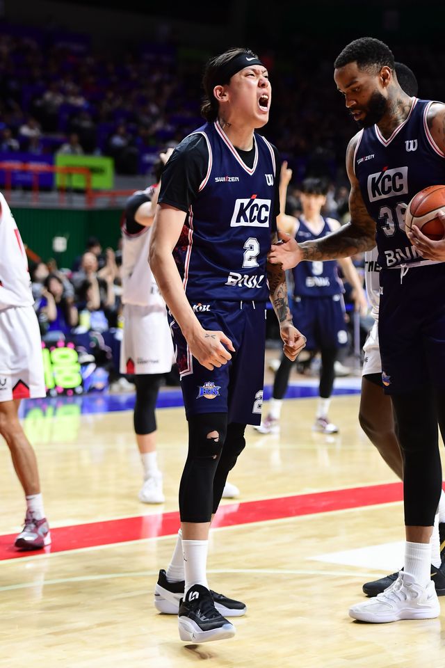 KCC 최준용(왼쪽)이 28일 부산 사직체육관서 열린 정관장과 4강 PO 3차전서 득점 후 숀 롱과 하이파이브를 하고 있다. 사진제공｜KBL