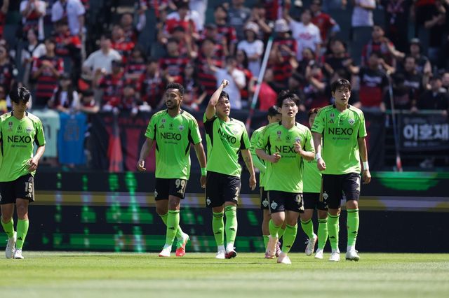 전북 선수들이 26일 포항과 홈경기 도중 김영빈(가운데)의 선제골이 터진 뒤 기뻐하고 있다. 사진제공｜한국프로축구연맹
