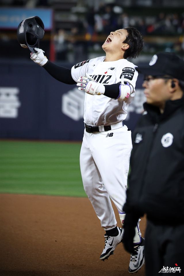 KT 강민성이 28일 수원KT위즈파크서 열린 LG전서 연장 10회말 끝내기 안타를 친 뒤 포효하고 있다. KT는 강민성의 활약에 힘입어 선두를 수성했다. 사진제공｜KT 위즈