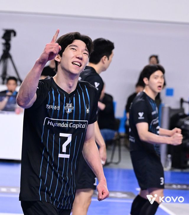 KOVO가 V리그 남자부 개인보수 상한제를 2026~2027시즌 종료 뒤에 열릴 FA 시장부터 적용하기로 했다. 허수봉(사진)과 황택의 등 제도 도입 이전 선수들의 연봉은 소급적용하기 않기로 했다. 사진제공│KOVO