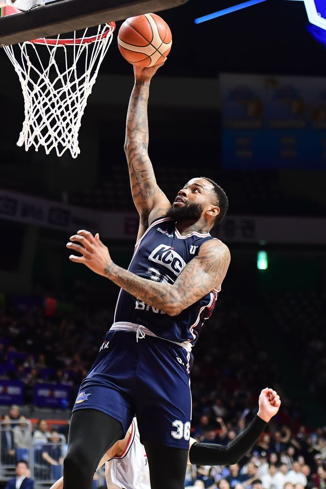 KCC 숀 롱이 28일 부산 사직체육관서 열린 정관장과 4강 PO 3차전서 덩크슛을 성공하고 있다. 사진제공｜KBL