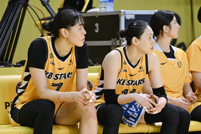 이번 시즌이 끝나고 FA 자격을 얻는&nbsp;박지수(왼쪽), 강이슬의 잔류는 KB스타즈의 왕조 구축을 위해 매우 중요한 과제다. 사진제공ㅣWKBL