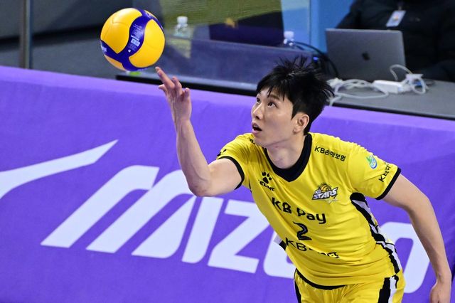 KOVO가 V리그 남자부 개인보수 상한제를 2026~2027시즌 종료 뒤에 열릴 FA 시장부터 적용하기로 했다. 허수봉과 황택의(사진) 등 제도 도입 이전 선수들의&nbsp;연봉은 소급적용하기 않기로 했다. 사진제공│KOVO