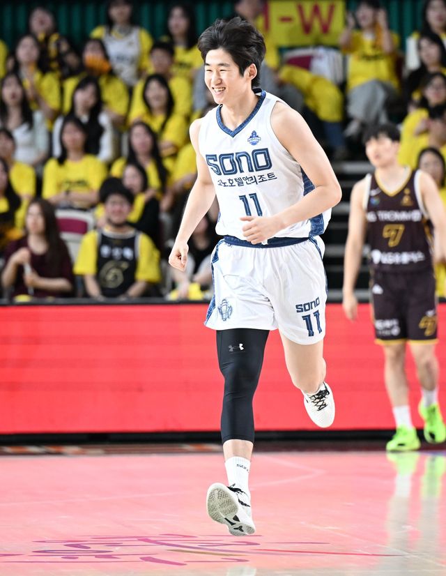 소노 이근준이 25일 창원체육관서 열린 LG와 4강 PO 2차전서 득점 후 환호하고 있다. 사진제공ㅣKBL