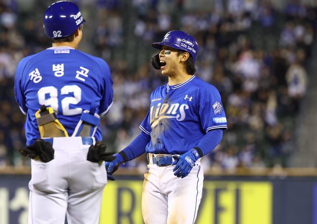 삼성 김성윤(오른쪽)이 28일 잠실 두산전에 2번타자 우익수로 선발출전해 연장 10회초 우전 결승 1타점 적시타를 친 뒤 환하게 웃고 있다. 잠실｜뉴시스