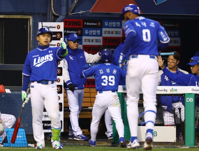 삼성 김성윤(39번)이 28일 잠실 두산전에 2번타자 우익수로 선발출전해 4회초 득점한 뒤 박진만 감독과 하이파이브를 하고 있다. 잠실｜뉴시스