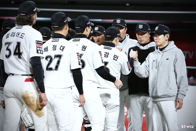 이강철 KT 감독은 한층 강해진 공격력에 흡족한 마음을 나타내고 있다. 사진제공｜KT 위즈