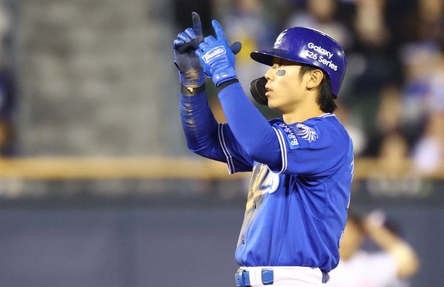 삼성 김성윤이 28일 잠실 두산전에 2번타자 우익수로 선발출전해 5회초 1타점 2루타를 친 뒤 세리머니를 하고 있다. 잠실｜뉴시스