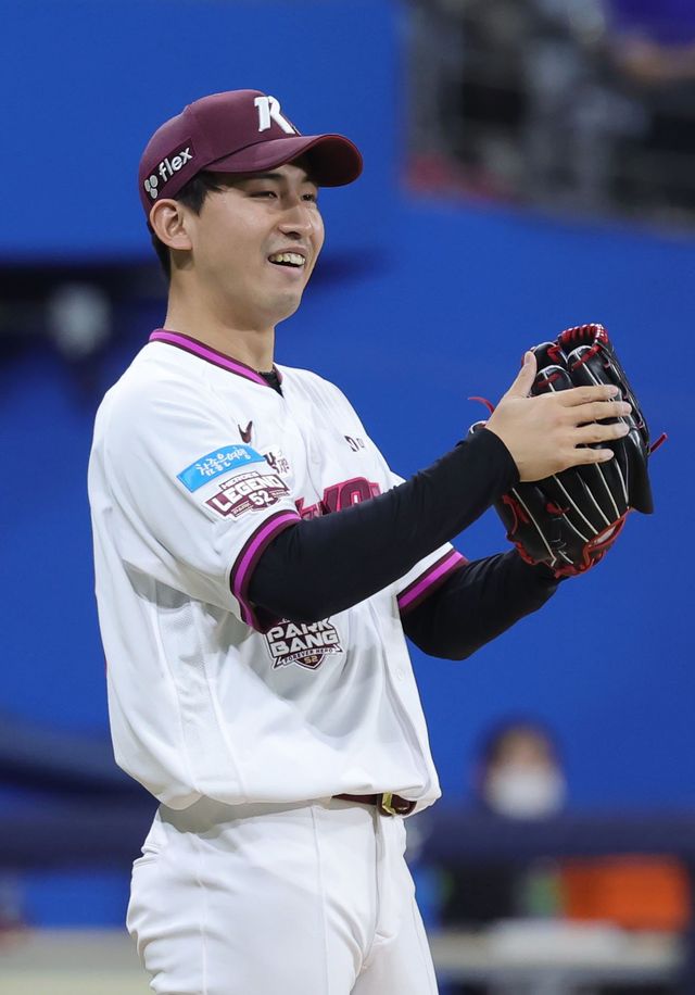 [서울=뉴시스] 홍효식 기자 = 26일 서울 구로구 고척스카이돔에서 열린 2026 KBO 리그 삼성 라이온즈와 키움 히어로즈의 경기, 9회초 2-0으로 승리한 마무리 투수 유토가 기뻐하고 있다. 2026.04.26. yesphoto@newsis.com