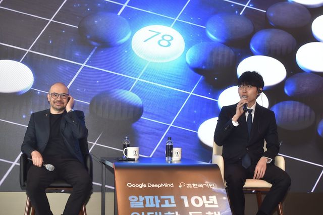 데미스 허사비스 CEO(왼쪽)와 신진서 9단이 대담을 하고 있다. 사진제공 ｜한국기원