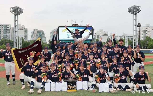 제80회 황금사자기 전국고교야구대회 겸 주말리그 왕중왕전(동아일보사·스포츠동아·대한야구소프트볼협회 공동주최)이 5월 2일 목동구장과 신월구장서 개막한다. 사진은 지난해 우승을 차지한 성남고. 양회성 동아일보 기자 yohan@donga.com