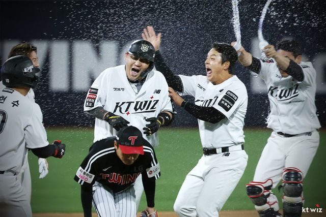 KT 장성우가 29일 수원KT위즈파크서 열린 LG전서 연장 10회말 끝내기 안타를 친 뒤 물세례를 받고 있다. 전날 끝내기 안타를 친 강민성이 가장 먼저 달려가 축하해주고 있다. 사진제공｜KT 위즈