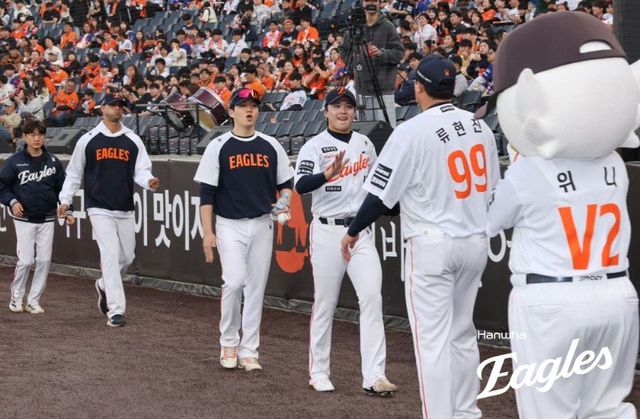 한화 왕옌청(왼쪽 4번째)은 올해 팀 동료 류현진(오른쪽 두 번째)과 많은 얘기를 나누며 여러 배움을 얻어가고 있다. 베테랑 류현진 역시 왕옌청의 투구를 보면 새로운 구종을 장착하기도 했다. 시너지 효과를 내고 있는 한화의 두 좌완 선발들이다. 사진제공｜한화 이글스