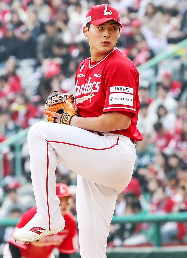 SSG 조병현은 28일 대전 한화전서 시즌 첫 블론세이브를 기록했다. 이숭용 SSG 감독은 29일 “‘1이닝만 맡겨야겠구나’라는 생각을 했다”라며 조병현의 2026시즌 활용법을 재차 고민하겠다는 뜻을 밝혔다. 사진제공｜SSG 랜더스