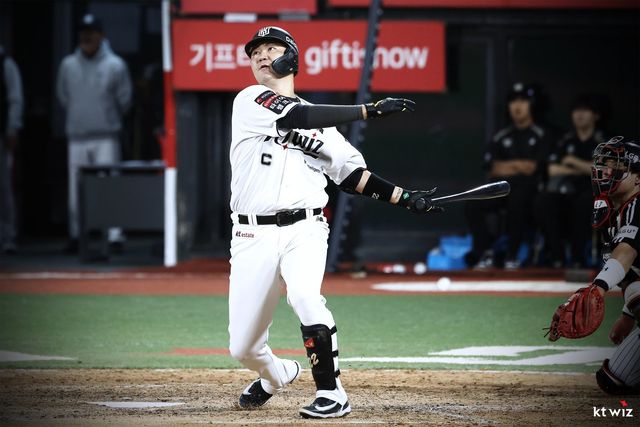 KT 장성우가 29일 수원KT위즈파크서 열린 LG전서 연장 10회말 끝내기 안타를 치고 있다. 사진제공｜KT 위즈