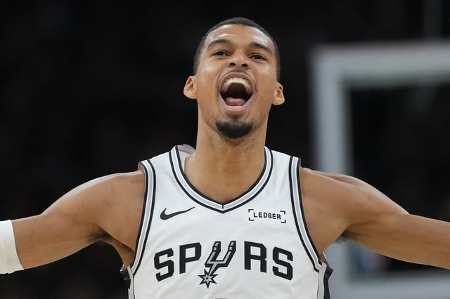 샌안토니오 빅토르 웸반야마가 29일(한국시간) 프로스트뱅크 센터서&nbsp;열린 포틀랜드와 NBA&nbsp;PO 1라운드&nbsp;1쿼터 도중 득점에 성공한 뒤 포효하고 있다. 샌안토니오｜AP뉴시스