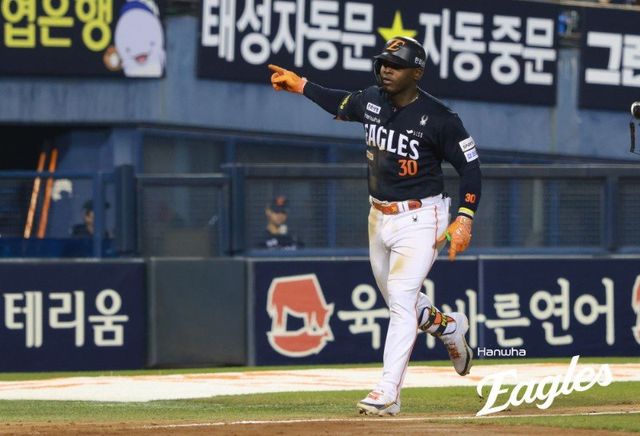 한화 요나단 페라자가 3일 잠실구장서 열린 ‘2026 신한 SOL KBO리그’ 두산과 원정경기에 2번타자 우익수로 선발출전해 4회초 2점 홈런을 친 뒤 세리머니를 하고 있다. 사진제공｜한화 이글스