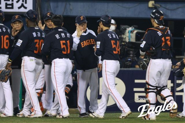 한화 선수단이 3일 잠실구장서 열린 두산과 원정경기서 11-6으로 승리한 뒤 세리머니를 하고 있다. 한화는 팀 승리에도 불펜 안정화라는 숙제를 확인했다. 사진제공｜한화 이글스