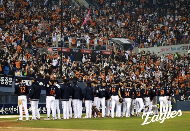 한화 선수단이 3일 잠실구장서 열린 두산과 원정경기서 11-6으로 승리한 뒤 세리머니를 하고 있다. 한화는 팀 승리에도 불펜 안정화라는 숙제를 확인했다. 사진제공｜한화 이글스