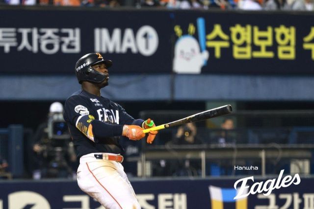 한화 요나단 페라자가 3일 잠실구장서 열린 ‘2026 신한 SOL KBO리그’ 두산과 원정경기에 2번타자 우익수로 선발출전해 4회초 2점 홈런을 친 뒤 타구를 바라보고 있다. 사진제공｜한화 이글스