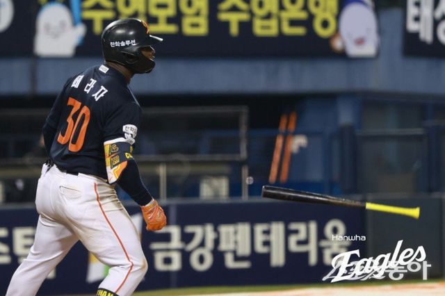 한화 요나단 페라자가 3일 잠실구장서 열린 ‘2026 신한 SOL KBO리그’ 두산과 원정경기에 2번타자 우익수로 선발출전해 4회초 2점 홈런을 친 뒤 방망이를 던지는 세리머니를 펼치고 있다. 사진제공｜한화 이글스