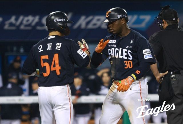 한화 요나단 페라자(오른쪽)가 3일 잠실구장서 열린 ‘2026 신한 SOL KBO리그’ 두산과 원정경기에 2번타자 우익수로 선발출전해 4회초 2점 홈런을 친 뒤 오재원과 하이파이브를 하고 있다. 사진제공｜한화 이글스