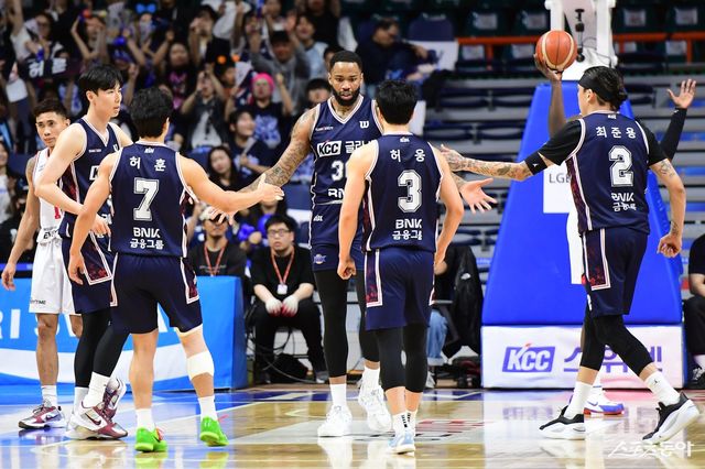 슈퍼팀 KCC가 정규리그 6위로는 KBL 최초로 챔피언 결정전에 진출했다. KCC 선수들이 30일 부산 사직체육관서 열린 정관장과 4강 PO 4차전 도중 숀 롱(가운데)DL 득점하자 한 데 모여 하이프이브 하고 있다. 사진제공｜KBL
