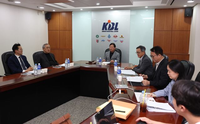 KBL 재정위원들이 30일 서울 논현동 KBL센터에서 열린 위원회에 참석해 회의를 준비하고 있다. 뉴시스